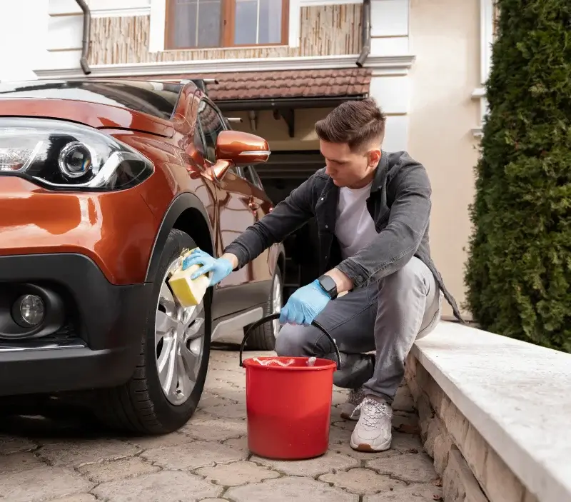 Lavage auto à domicile Calignac : professionnel intervenant sur un véhicule